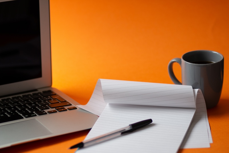 Dator och skrivblock